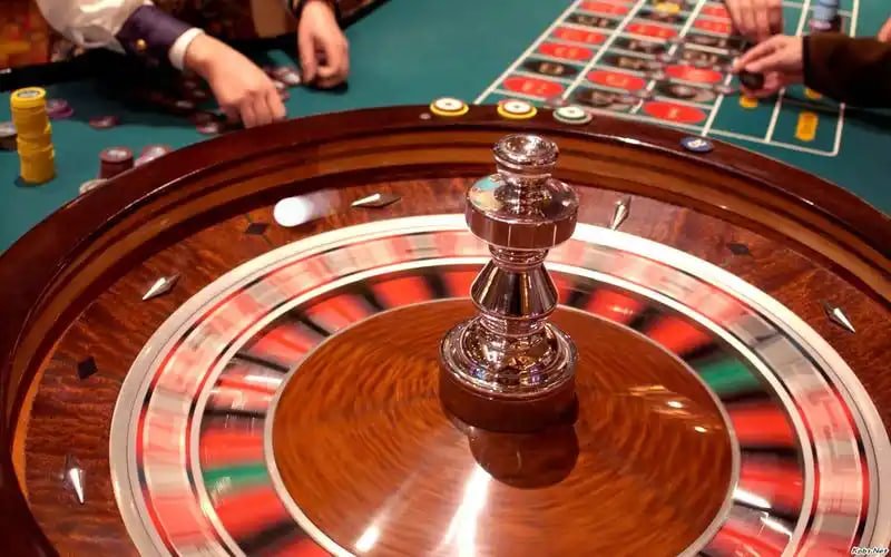 Slot ဂိမ်းဘောင်နှင့် Payline ဖော်ပြချက်ကို မိုဘိုင်းစခရင်တွင် ကြည့်ရှုနေသည့် မြင်ကွင်း